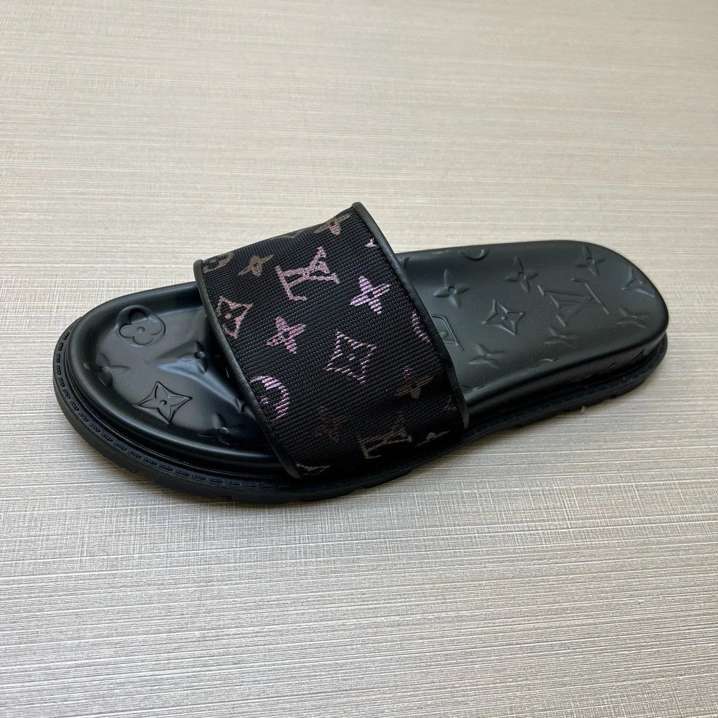 P270🏆Louis Vuitton 🏆[Louis Vuitton] Spring/Summer 2025 [Men's Flip Flops] 🎯🎯As an active family in the fashion industry ⭐ Lv is characterized by bold innovation ⚡Create this casual business style for Chinese fashionable men ✨The fabric is made of imported high-grade cowhide 🔥 Clean and neat ⚡Fashionable and elegant🌹Breathable, sweat-absorbent and deodorant👈So luxurious, high-end and domineering. 👍Must be sold if you repost the picture. Number of yards: 38--46. Color: 🎉 For large quantities. Welcome to repost.